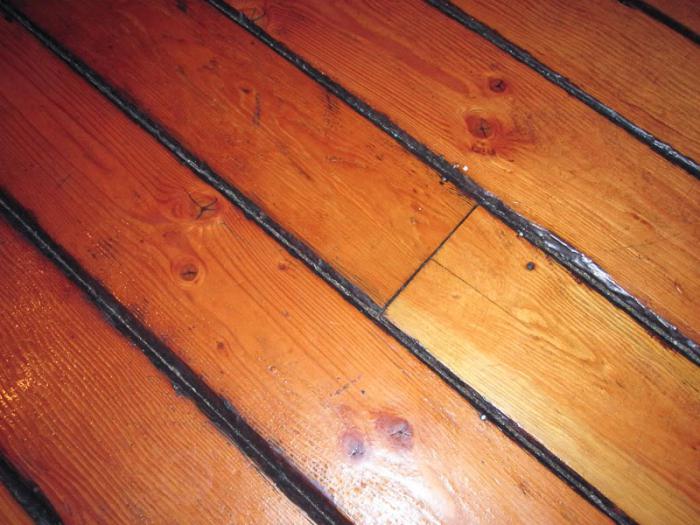 Закладення щілин у дерев'яній підлозі 